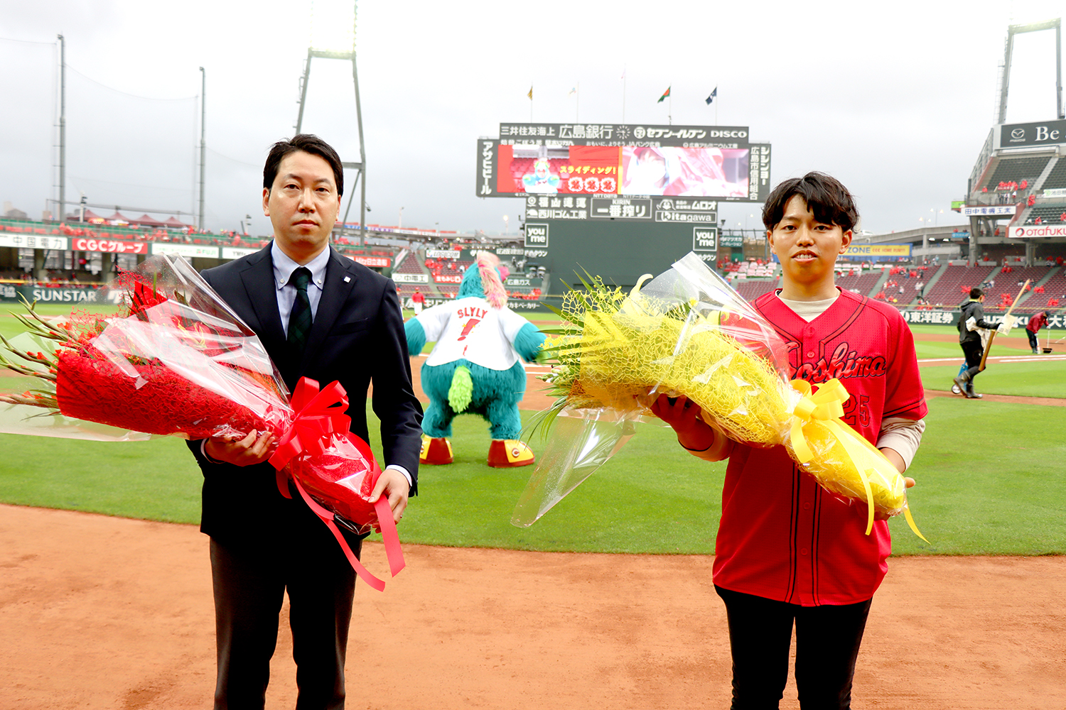 【 贈呈式 】　川西社長、ハウジング 田丸稜さんより、カープと阪神各選手へ激励の花束を。